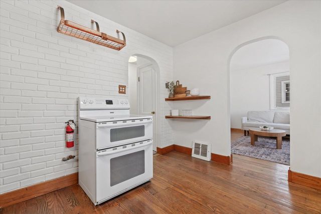 2319 E Eden PLACE, Saint Francis, WI 53235