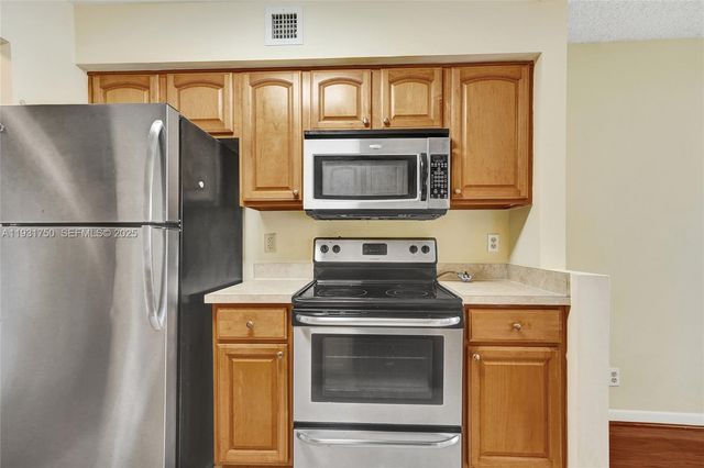 9833 Westview Dr 819, Coral Springs, FL 33076