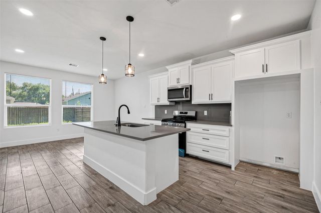 130 E Melville Drive, Crosby, TX 77532