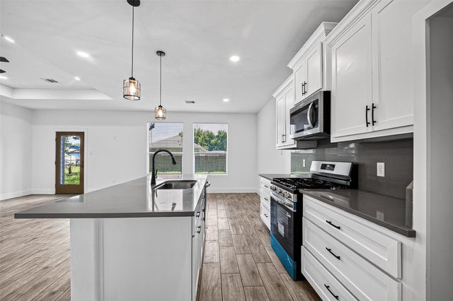 130 E Melville Drive, Crosby, TX 77532