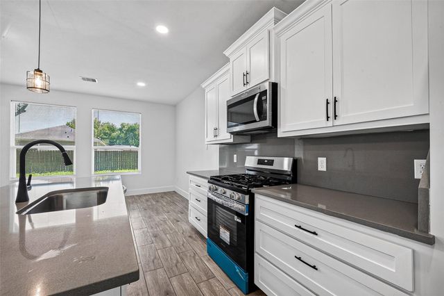 130 E Melville Drive, Crosby, TX 77532