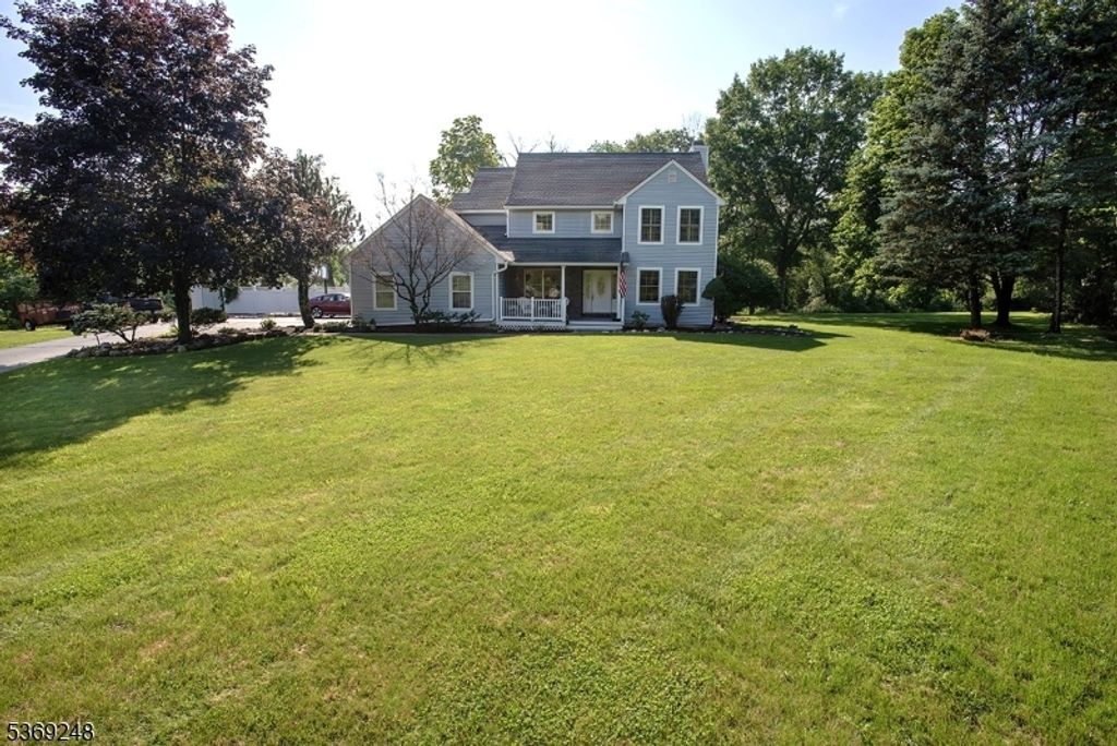 8 Brandon Ct, Andover Boro, NJ 07821