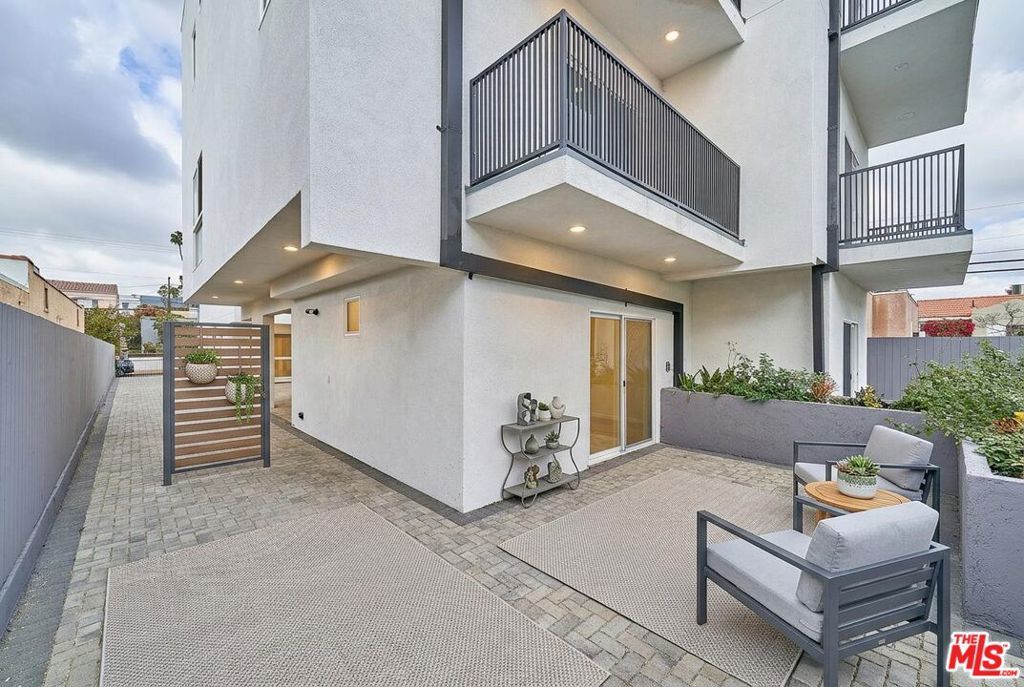 1108 Queen Anne Avenue, Los Angeles, CA 90019