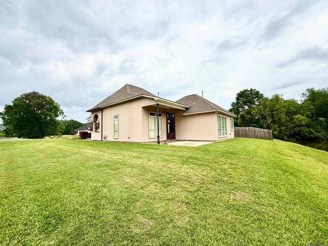 9528 Sawgrass Dr, Denham Springs, LA 70726