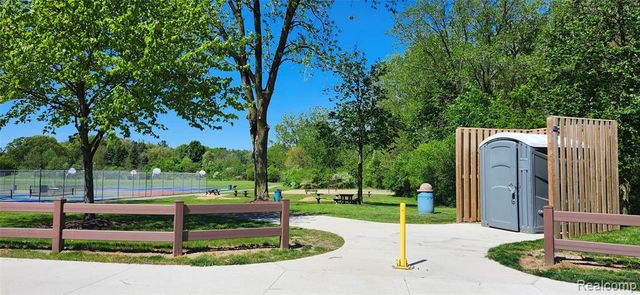 2700 Vendome Avenue, Rochester Hills, MI 48309