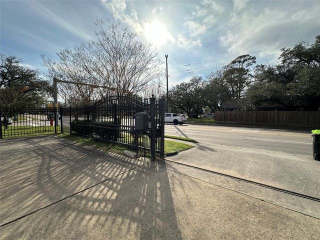 8522 Westview Drive, Houston, TX 77055