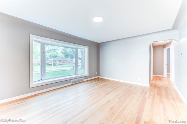 32142 CAMBRIDGE Street, Garden City, MI 48135