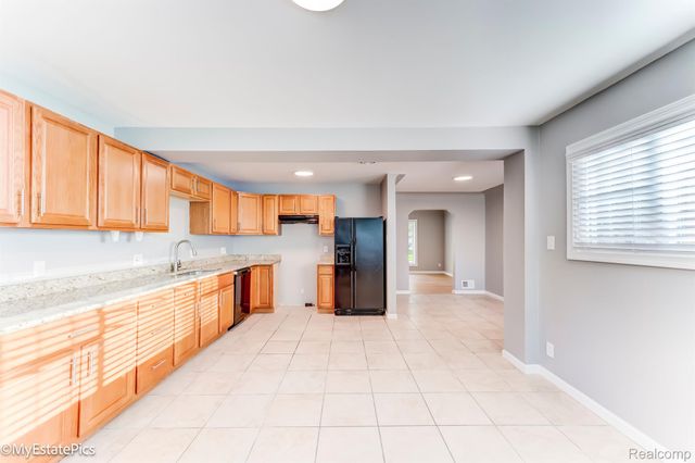 32142 CAMBRIDGE Street, Garden City, MI 48135