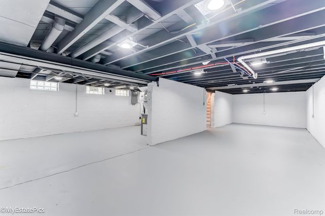 32142 CAMBRIDGE Street, Garden City, MI 48135