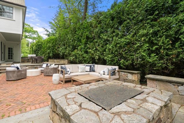 25 Kenilworth Road, Wellesley, MA 02482