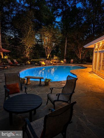 304 CHESAPEAKE DR, Great Falls, VA 22066