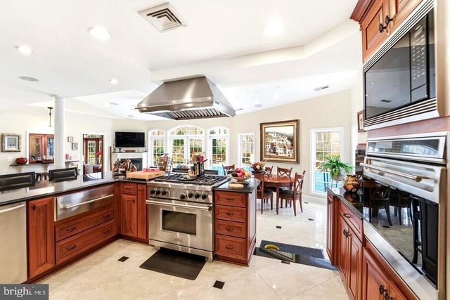 304 CHESAPEAKE DR, Great Falls, VA 22066