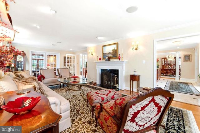 304 CHESAPEAKE DR, Great Falls, VA 22066