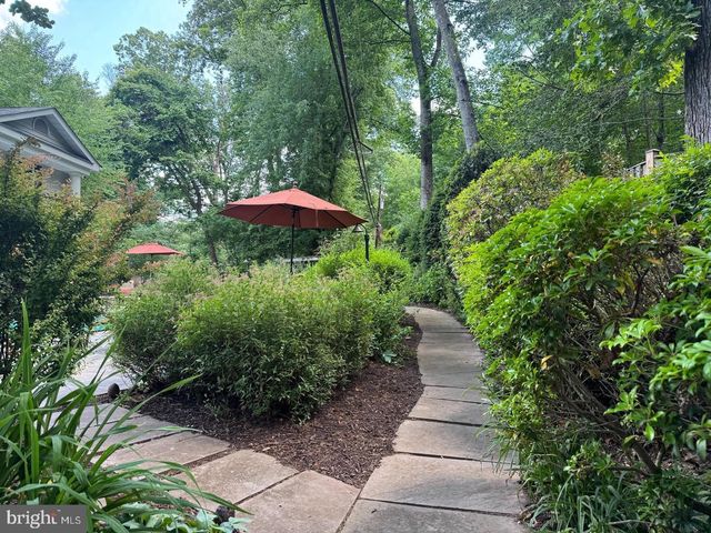 304 CHESAPEAKE DR, Great Falls, VA 22066