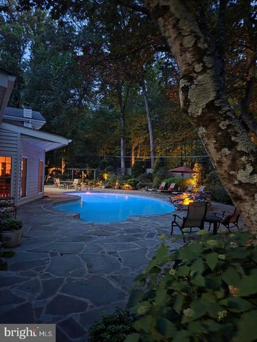 304 CHESAPEAKE DR, Great Falls, VA 22066