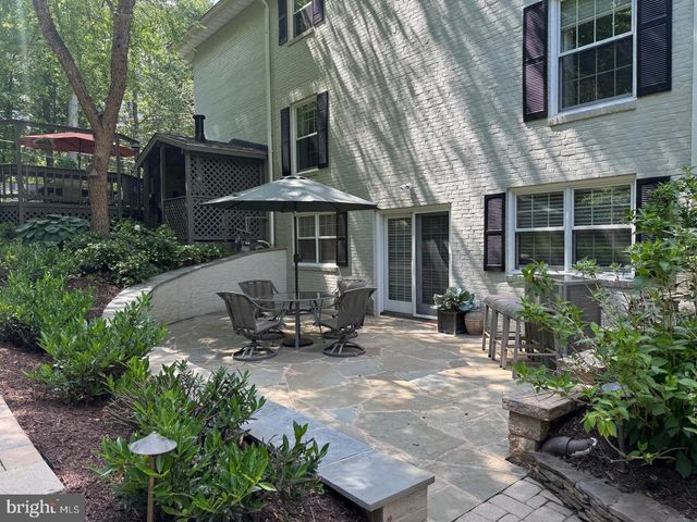 304 CHESAPEAKE DR, Great Falls, VA 22066