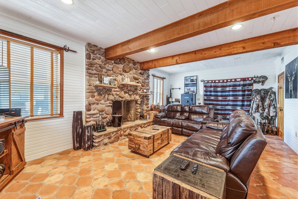 Image 10 of property listing at 1330 Private Rd 3337, Sonora, TX 76950