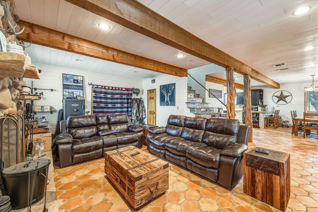 Image 11 of property listing at 1330 Private Rd 3337, Sonora, TX 76950