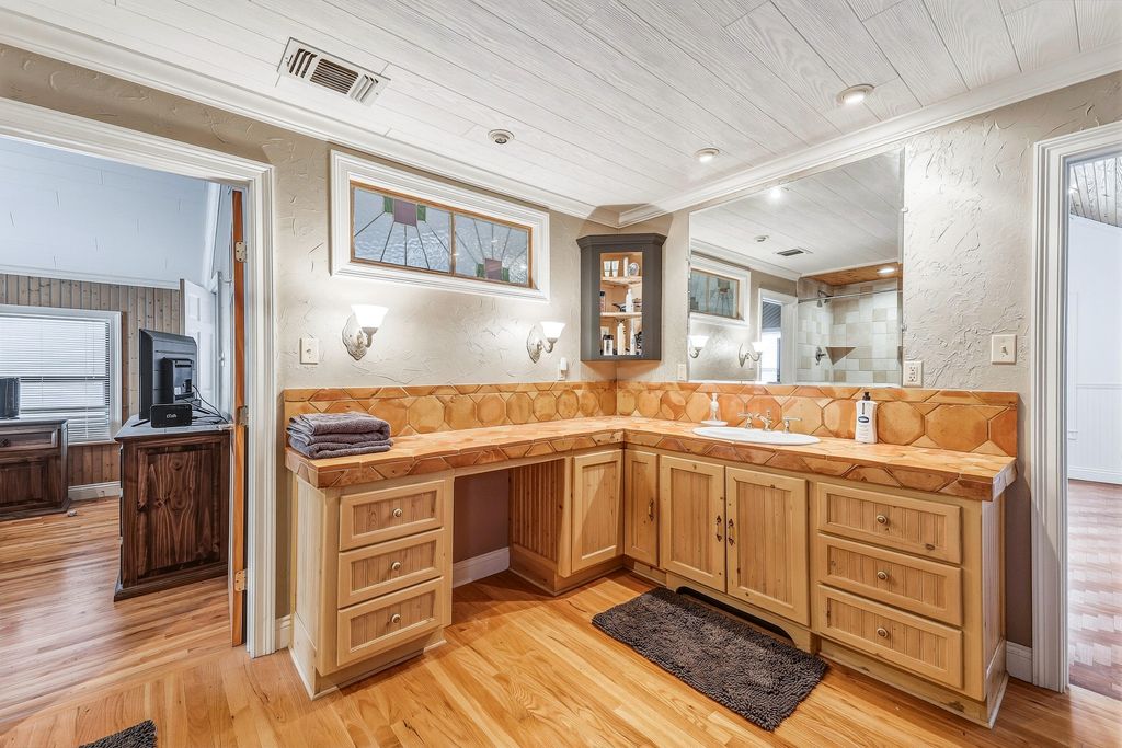 Image 17 of property listing at 1330 Private Rd 3337, Sonora, TX 76950