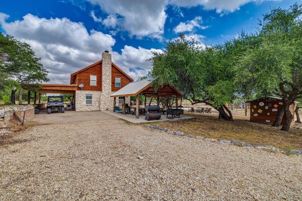 Image 20 of property listing at 1330 Private Rd 3337, Sonora, TX 76950