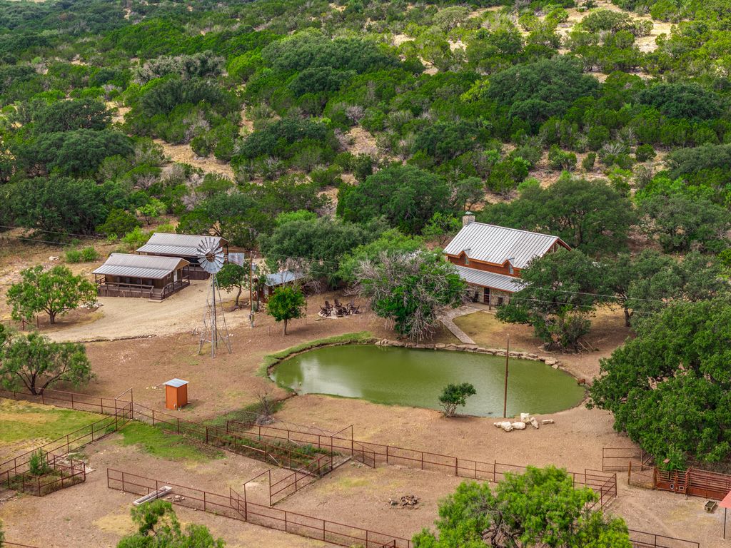 Image 3 of property listing at 1330 Private Rd 3337, Sonora, TX 76950