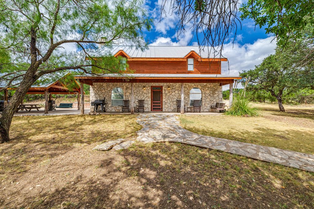Image 4 of property listing at 1330 Private Rd 3337, Sonora, TX 76950