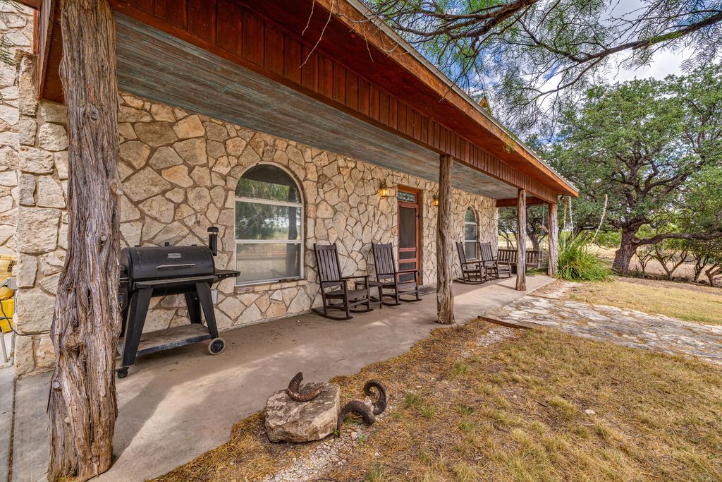 Image 6 of property listing at 1330 Private Rd 3337, Sonora, TX 76950