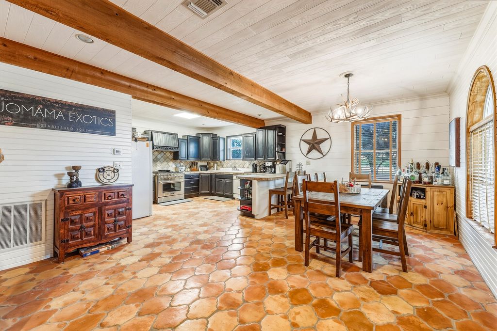 Image 7 of property listing at 1330 Private Rd 3337, Sonora, TX 76950
