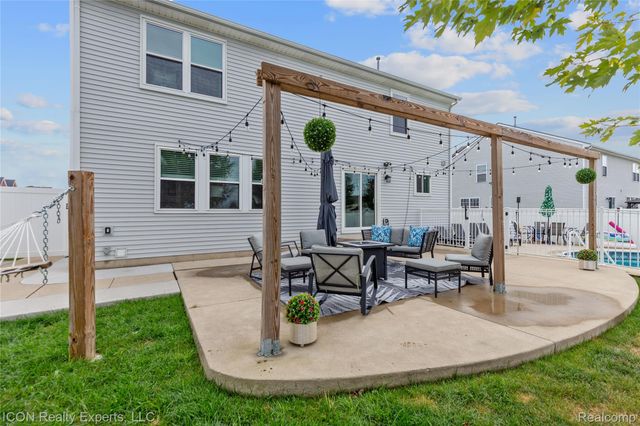 52527 Stafford Drive, Macomb Township, MI 48042