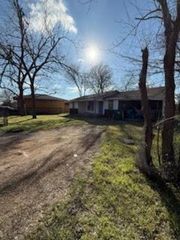 102 Masonic DR, Elgin, TX 78621