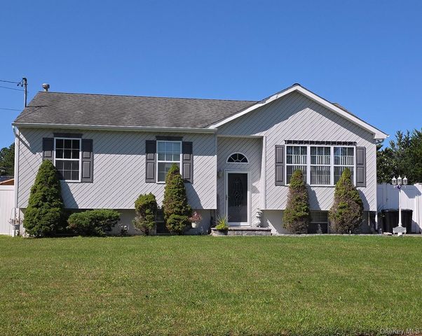 906 Bayview Avenue, Bellport, NY 11713