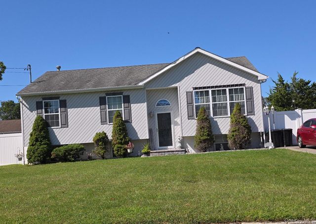 906 Bayview Avenue, Bellport, NY 11713