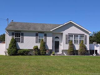 906 Bayview Avenue, Bellport, NY 11713