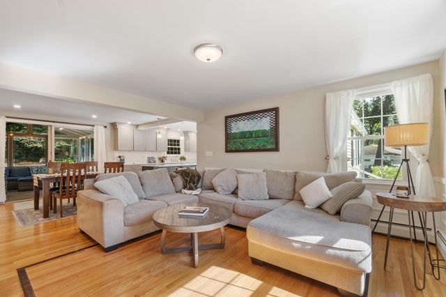 2 Nipmuc Rd, Paxton, MA 01612