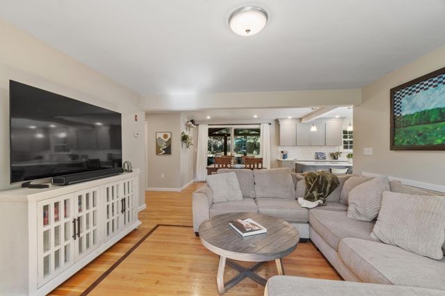 2 Nipmuc Rd, Paxton, MA 01612