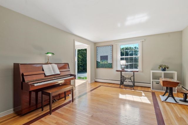 2 Nipmuc Rd, Paxton, MA 01612