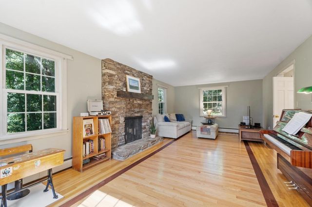 2 Nipmuc Rd, Paxton, MA 01612