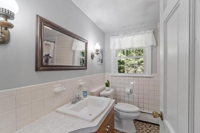 2 Nipmuc Rd, Paxton, MA 01612