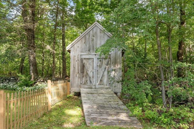 2 Nipmuc Rd, Paxton, MA 01612