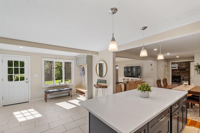 2 Nipmuc Rd, Paxton, MA 01612