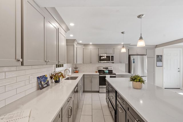 2 Nipmuc Rd, Paxton, MA 01612