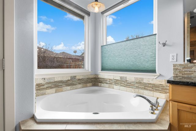 3021 E Green Canyon Dr, Meridian, ID 83642