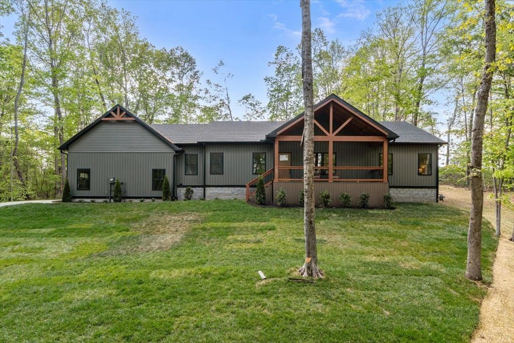 827 Town Branch Rd, Charlotte, TN 37036