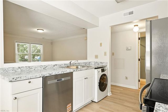 13 Academy LN, Hampton, VA 23669