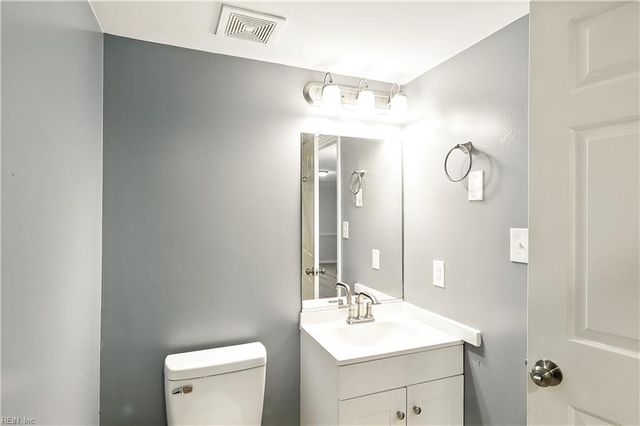 13 Academy LN, Hampton, VA 23669