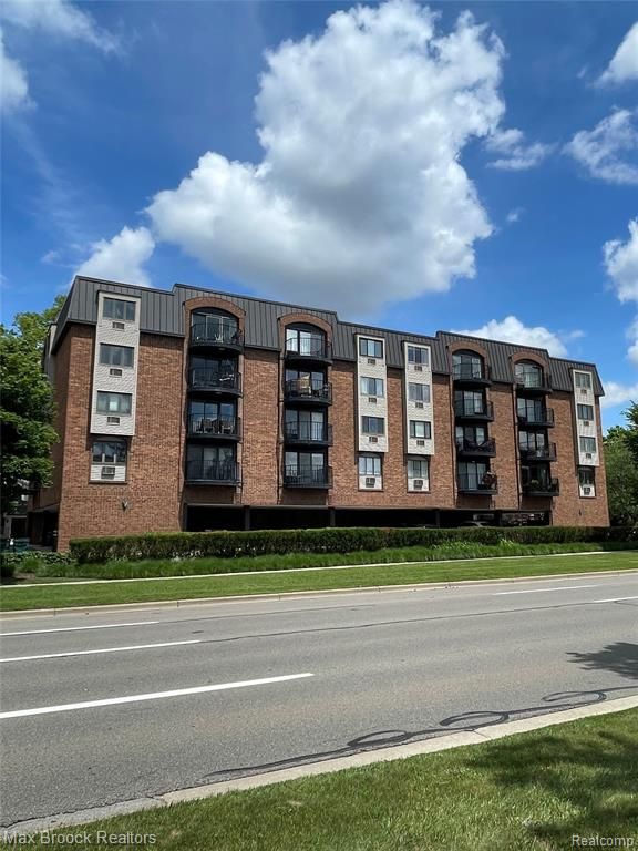 35300 Woodward Avenue 404, Birmingham, MI 48009