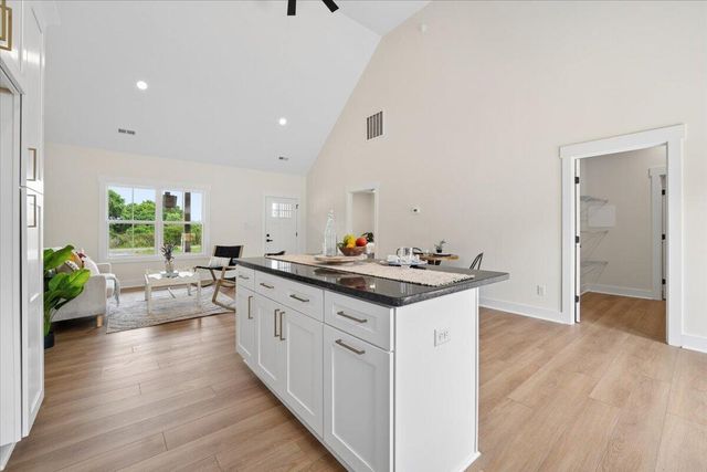 1488 Hickory Cove LN, Moneta, VA 24121
