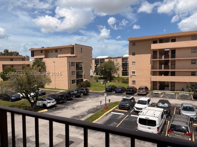 8893 Fontainebleau Blvd 304, Miami, FL 33172