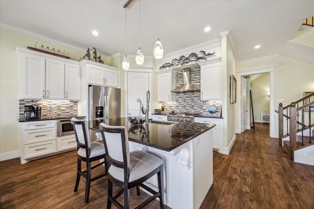 827 Hawthorne Road, Clear Lake Shores, TX 77565