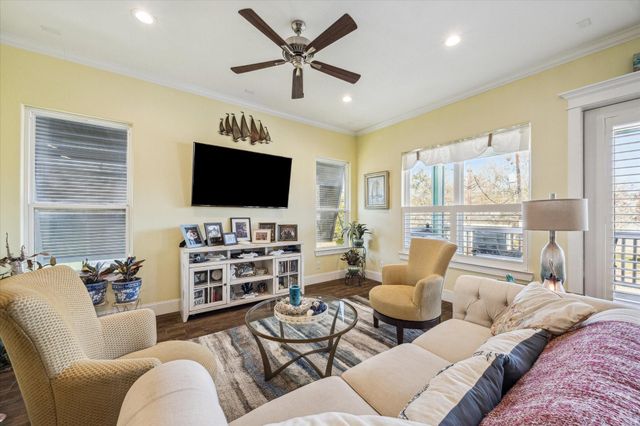 827 Hawthorne Road, Clear Lake Shores, TX 77565